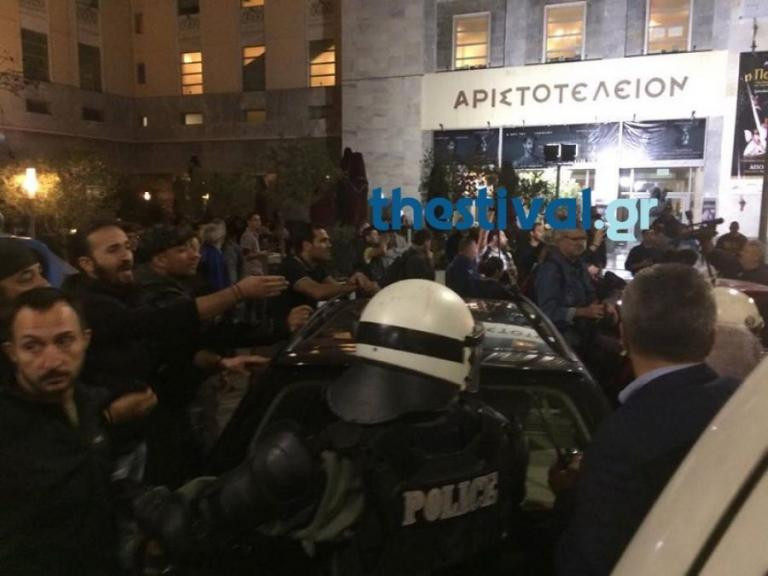 Θεσσαλονίκη: Νέα επεισόδια και προσαγωγές έξω από το θέατρο για την «Ώρα του Διαβόλου» (βίντεο)